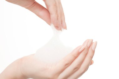 Beyaz arka planda köpük sabunla ellerini yıkayan kadın, hijyen ve sağlık konsepti 