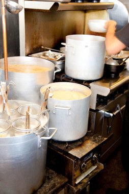 Mutfakta geleneksel Asya yemekleri pişirmek