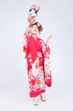 Geleneksel kimono giyen Asyalı güzel kız.