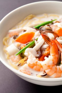 Tayland baharatlı karides çorbası.