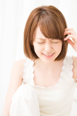 Asyalı, başı ağrıyan kadın. 