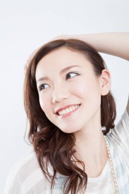 Kadın gülümseyerek yukarı bakıyor.