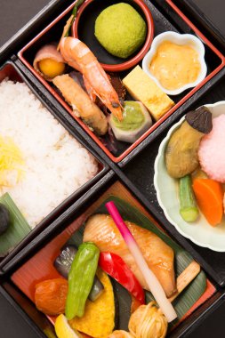 Bento 'da çeşitli lezzetli Asya yemekleri.