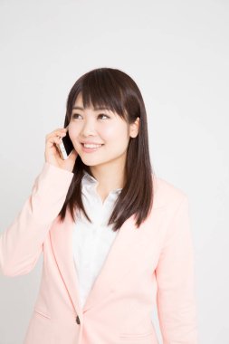 Akıllı telefondan konuşan Asyalı genç bir kadının portresi 