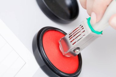 Kadın eli kağıt üzerinde pul kullanıyor. 