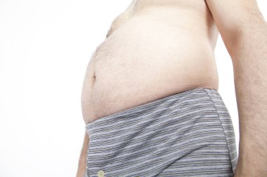 İç çamaşırlı şişman adam karnında yağ birikintisi gösteriyor. Uygun beslenme ve yerleşik yaşam tarzı kavramı 