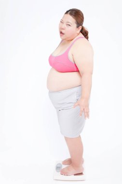 Japon bir kadının portresi aşırı kilolarla mücadele ediyor. Obezite kavramı.