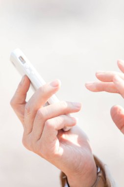 kapalı - akıllı telefon kullanarak kadın elleri