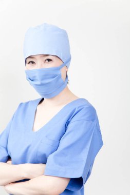 Kadın Asyalı doktor cerrahi maske takıyor