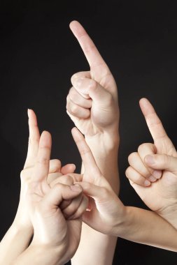 Eller siyah arka planda parmaklarıyla yürür