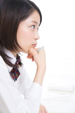 Genç Japon öğrenci düşünüyor.