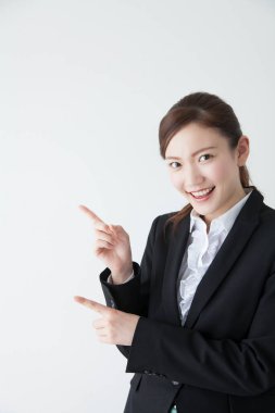 İş kadınları, elleri yanda bir şey sunar.