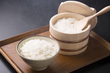 Tahta tepside bir kase beyaz pirinç