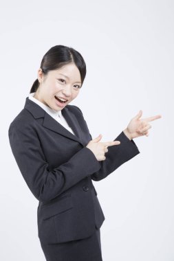 Asyalı iş kadını parmak hareketleriyle izole edilmiş arka planda 