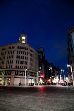 Japon şehrindeki gökdelenlerin ve otoyolların gece görüşü