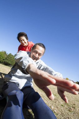 Mutlu Asyalı çift parkta egzersiz yapıyor.