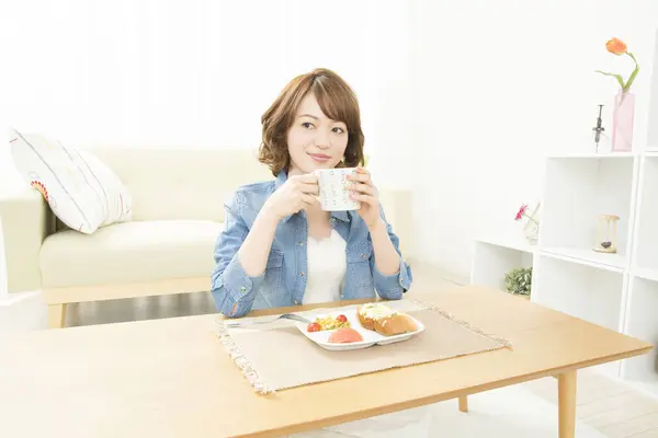 Mujer Japonesa Joven Desayunando Casa —  Fotos de Stock