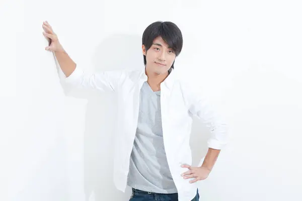Asiatischer Mann Weißen Hemd Posiert — Stockfoto