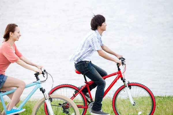 Pareja Joven Montando Bicicletas Parque Verano Concepto Estilo Vida Saludable —  Fotos de Stock