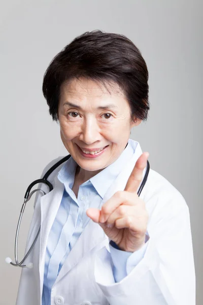 Confiante Feminino Asiático Médico Casaco Médico — Fotografia de Stock
