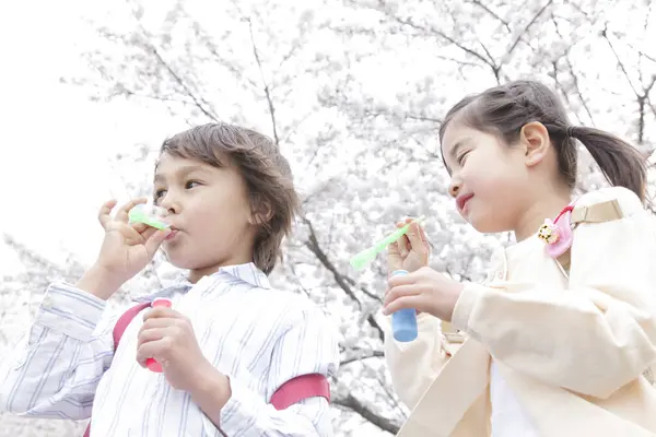 Gelukkig Japans Schoolkinderen Met Zeepbellen Het Voorjaar Park — Stockfoto