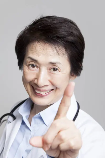 Fiducioso Femminile Medico Asiatico Cappotto Medico — Foto Stock