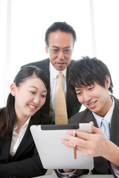 Drei Japanische Geschäftsleute Verwenden Tablet Auf Weißem Hintergrund — Stockfoto