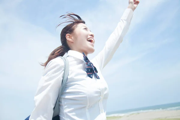 Щасливий Молодий Азіатський Студент Шкільній Формі Проводить Час Пляжі — стокове фото