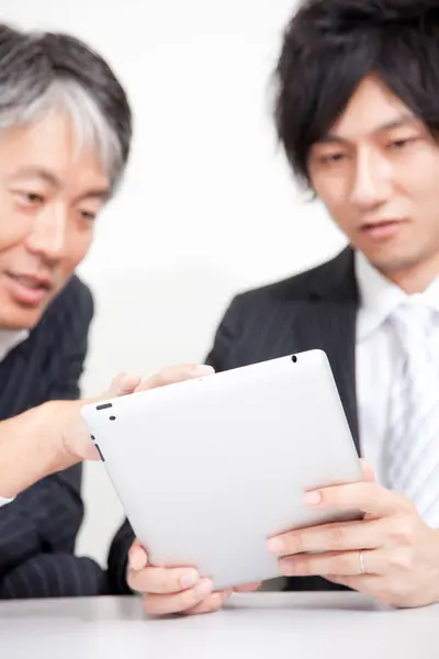 Geschäftsleute Nutzen Digitales Tablet Büro — Stockfoto