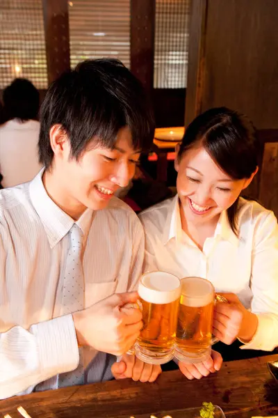Japanische Geschäftsleute Mit Bier Der Bar — Stockfoto