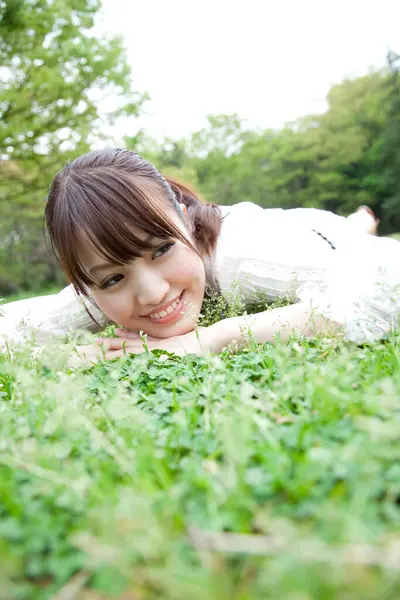 Japansk Kvinna Som Ligger Gräs — Stockfoto