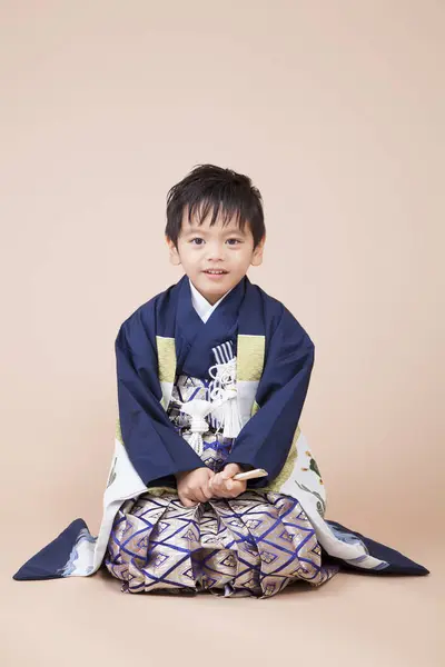귀여운 아시아의 전통적인 Kimono — 스톡 사진