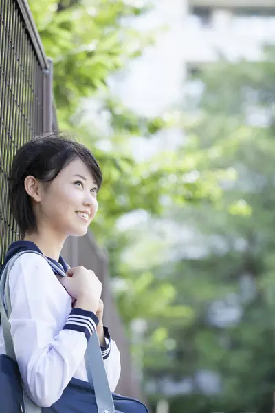 Sorridente Japonês Feminino Estudante Escola Uniforme Posando Parque — Fotografia de Stock