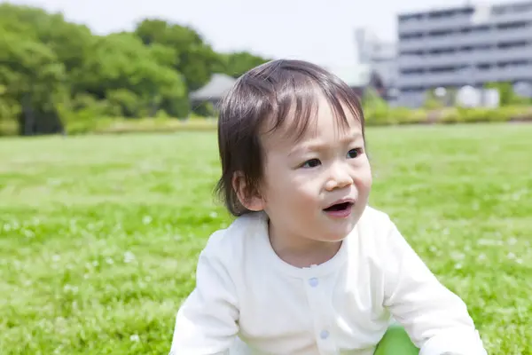 Küçük Sevimli Japon Çocuk Yaz Parkında Oynuyor — Stok fotoğraf