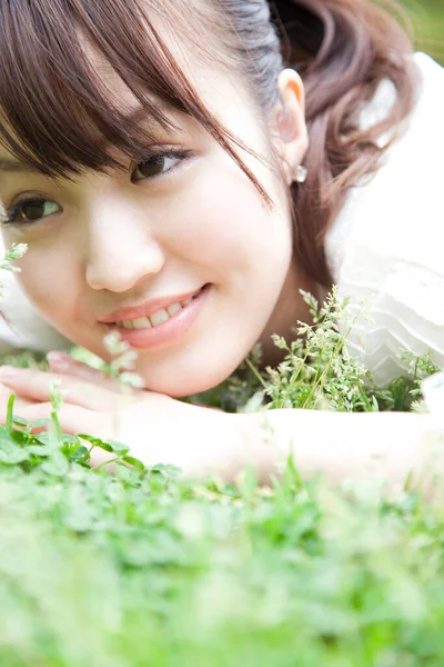 日本女人躺在草地上 — 图库照片