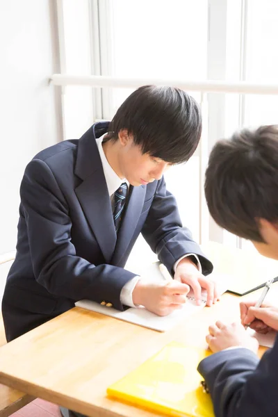 在学校学习的日本男孩 — 图库照片