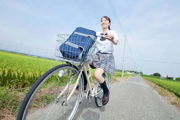 Χαμογελαστή Ασιάτισσα Μαθήτρια Που Κάνει Ποδήλατο Στην Εξοχή — Φωτογραφία Αρχείου