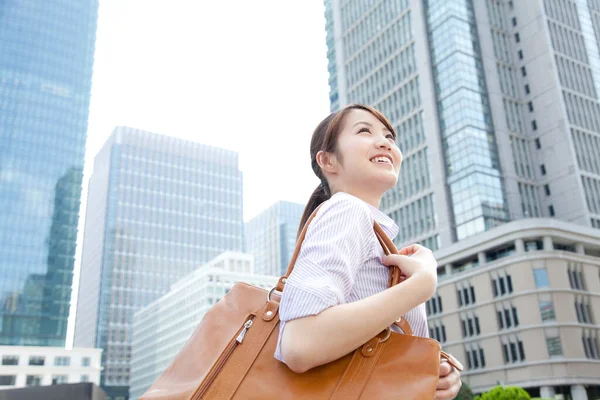 Χαμογελαστή Γιαπωνέζα Επιχειρηματίας Στην Επιχειρηματική Περιοχή — Φωτογραφία Αρχείου