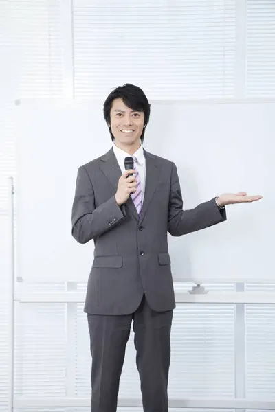 Junger Japanischer Geschäftsmann Mit Mikrofon Bei Präsentation — Stockfoto
