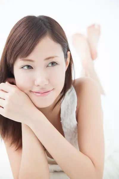 年轻美丽的亚洲女子的白色背景肖像 — 图库照片