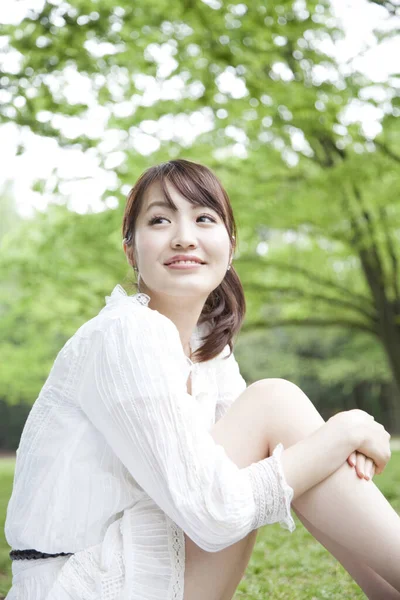 Японська Жінка Розслабляється Парку — стокове фото
