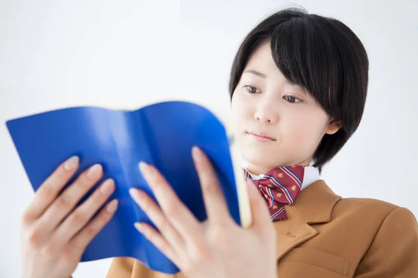 Asiática Estudante Com Livro Mãos Estúdio Tiro — Fotografia de Stock