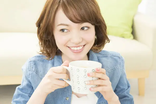 Mooie Aziatische Jonge Vrouw Met Een Mok Koffie — Stockfoto