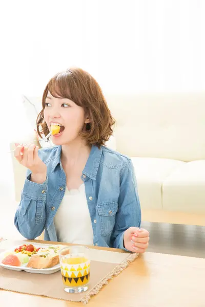 Jovem Mulher Japonesa Tomando Café Manhã Casa — Fotografia de Stock