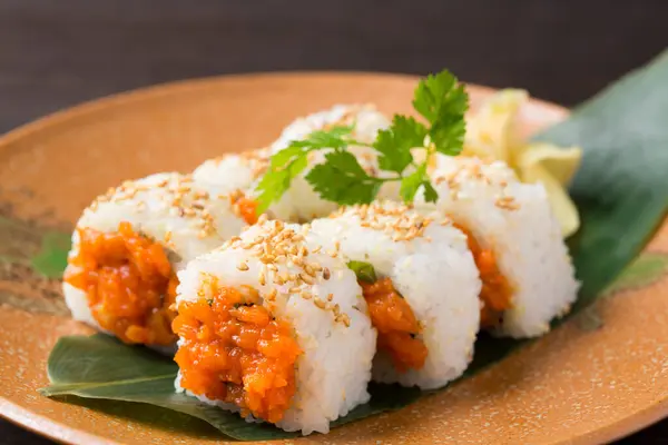 传统美味的新鲜寿司套餐 寿司菜单 日本厨房 亚洲菜 — 图库照片