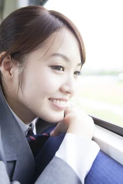 Otobüsün Camına Bakan Asyalı Kızın Portresi — Stok fotoğraf