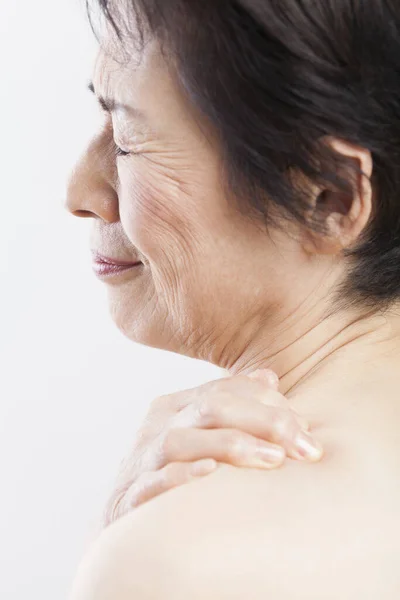 Potret Wanita Senior Asia Dengan Bahu Telanjang — Stok Foto