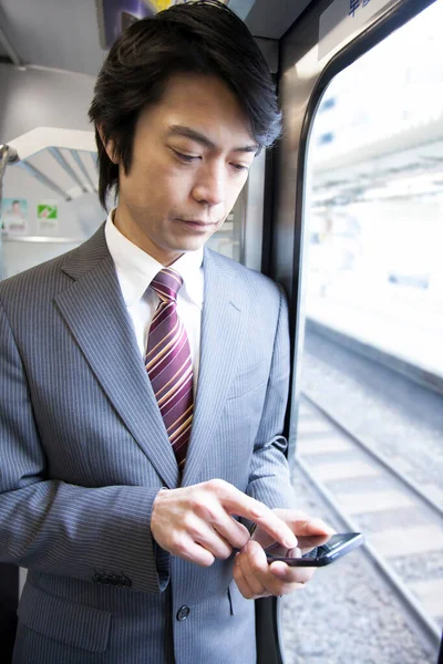 地下鉄で働く大人の日本人ビジネスマンの肖像画 — ストック写真