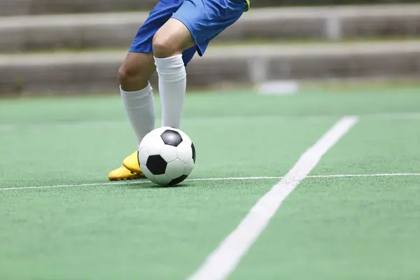 Fußballspieler Kickt Ball — Stockfoto