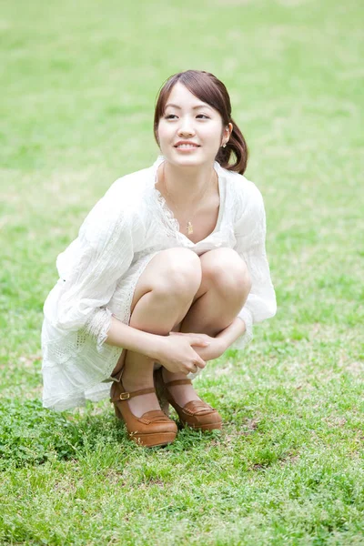 在公园休息的日本女人 — 图库照片